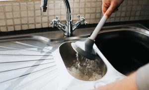 🛑 ۵ دلیل اصلی گرفتگی چاه آشپزخانه و راه‌حل آن